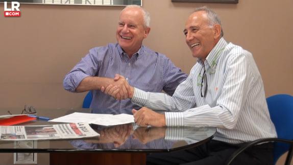 Apretón de manos entre Pablo Amillano (izq) y Juan Bernabé (der)