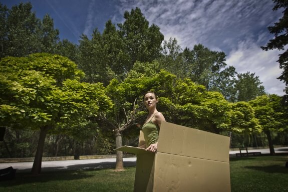 En 'Access', Luciana interactúa con una caja de cartón. :: j. rodríguez