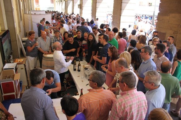 Cientos de alfareños llenaron los puestos de las siete bodegas participantes en esta sexta edición. :: e.p.