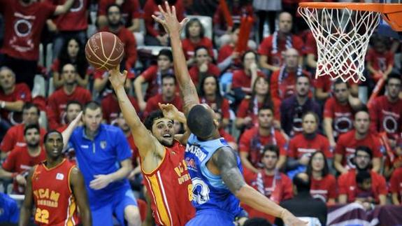 Alberto Martín entra a canasta en un partido con el UCAM Murcia. 