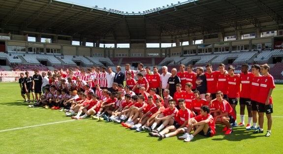 Foto de familia con los cuatro equipos de la UD Logroñés para esta temporada. :: díaz uriel