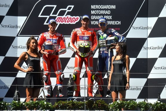 Andrea Davizioso, Andrea Iannone y Jorge Lorenzo, ayer en el podio de MotoGP del Gran Premio de Austria de Motociclismo. :: Michal Cizek / AFP