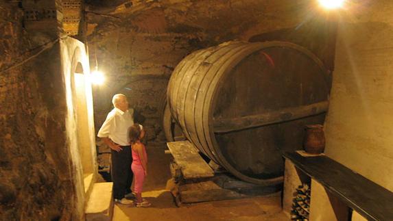 Interior de la bodega cueva de Medrano