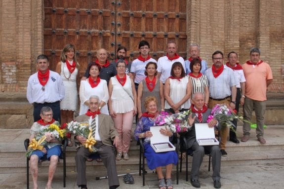 Los homenajeados, María Marco Melero, Miguel Moreno Sola, Luisa Royo Díaz y José Jiménez Álvarez, acompañados de las autoridades, en el acto en la plaza de España. :: E.P.