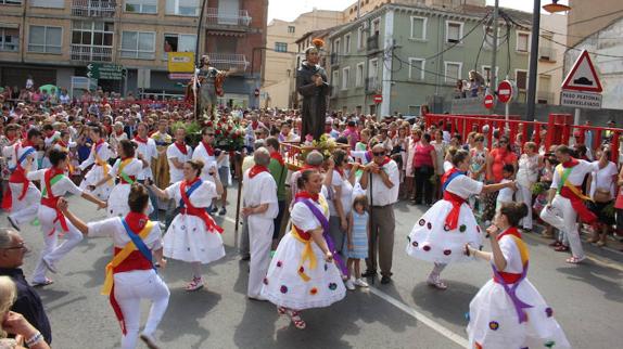 Los alfareños acompañan con sus danzas el paso de los santos San Roque y San Ezequiel. 