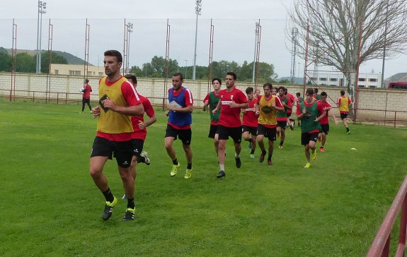 Adrián Pazó lidera el grupo de jugadores de la UD Logroñés al inicio de un entrenamiento en las instalaciones del Mundial'82. :: l.r.