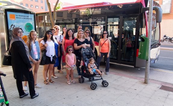 Judith Pinillos, en el centro, junto a un grupo de vecinos en la parada de avenida de Francia de Valdegastea. :: díaz uriel