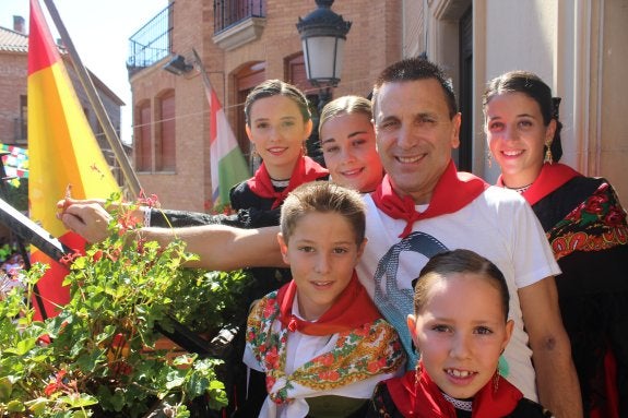 Ángel Fernández, junto a la reina y las damas de fiestas y los reyes infantiles, en el encendido del cohete anunciador de las fiestas. :: m.f.