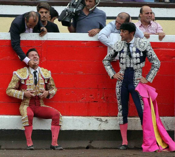 Diego Urdiales, consolado por su apoderado Luis Miguel Villalpando, tras el triunfo del año pasado en Bilbao. :: carmelo bayo
