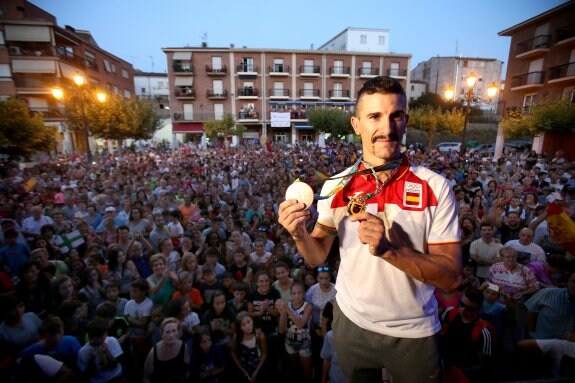 Carlos Coloma muestra con orgullo su medalla olímpica, la medalla de oro de Albelda y su bigote a lo Johnny Pistolas. :: juan marín
