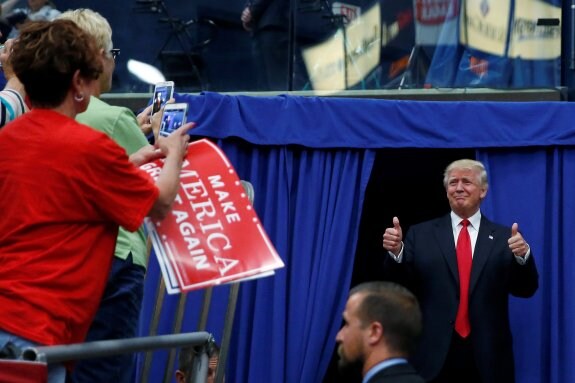 Donald Trump posa ante varios seguidores tras un acto de campaña electoral. :: Carlo Allegri / reuters
