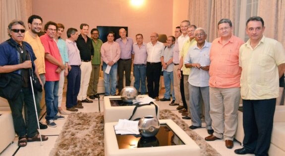 Los miembros de la mesa de diálogo entre el Gobierno de Colombia y las FARC, durante una reunión en La Habana. :: r. C.