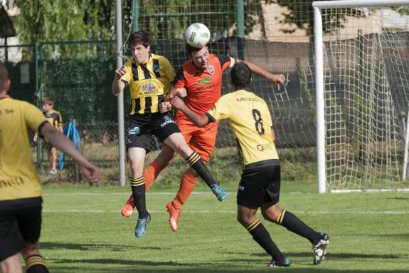 Juanma despeja el balón de cabeza. :: DONÉZAR