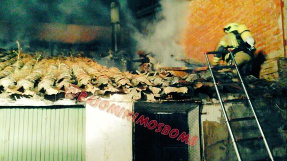 Los bomberos logroñeses, en el tejado del merendero