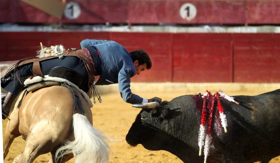 Sergio Galán, adornándose con el toque de la testuz del toro. :: j.r.