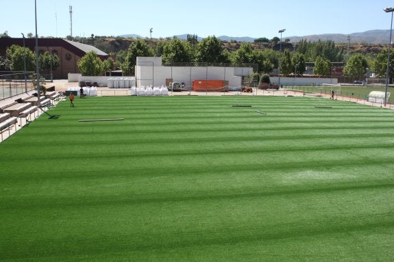 El campo de fútbol 8 ya muestra el tapiz de hierba artificial. :: E.P.