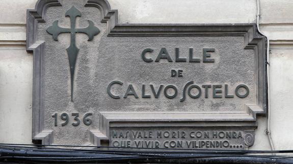 La placa actual de José Calvo Sotelo, ministro de la dictadura, se modificará a 'Presidente Leopoldo Calvo Sotelo'. 