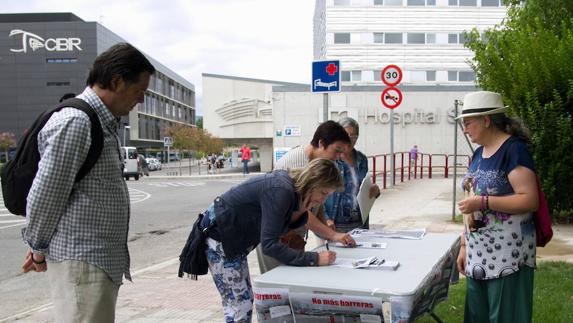 Detractores del parking de pago firman contra la medida del Gobierno de La Rioja. 