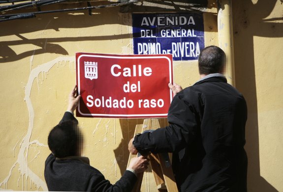 Dos miembros de La Barranca cambian simbólicamente el nombre de la calle dedicada al general Primo de Rivera. :: justo rodríguez