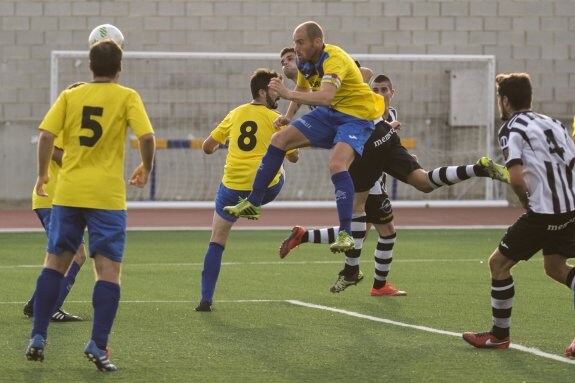 El blanquinegro Mikel gana la posición al capitán murillense Viana y remata un balón centrado por Aimar desde el córner para marcar. 