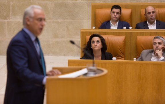 Imagen de archivo de Ceniceros interviniendo en uno de los plenos celebrados el pasado curso político. :: sonia tercero