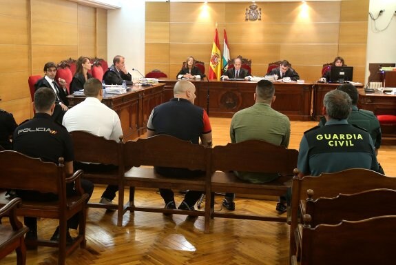 Los tres acusados durante la primera sesión del juicio celebrado en la Audiencia Provincial. :: juan marín