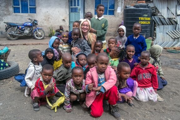 Alicia Rodríguez, rodeada de niños en la cuidad de Arusha, en Tanzania. :: l.r.
