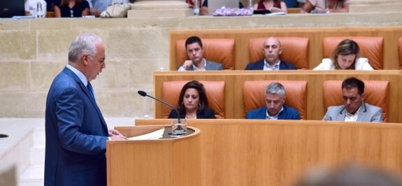 El presidente del Gobierno de La Rioja, durante su intervención en el pleno, en la primera jornada del Debate sobre el Estado de la Región. :: miguel herreros
