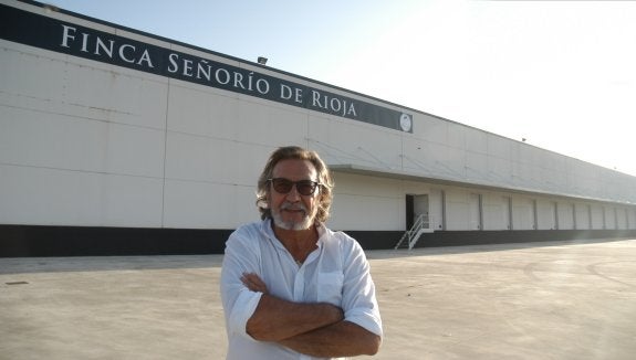 Raúl Sanz, ayer, en las nuevas instalaciones que Finca Señorío de Rioja está montando en Fitero. :: sanda