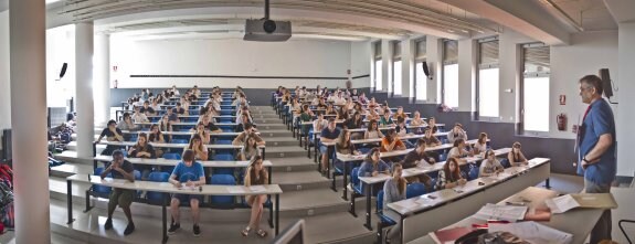 Un grupo de alumnos durante una de las últimas pruebas de la PAU celebrada en la Universidad de La Rioja el pasado mes de julio. :: justo rodríguez