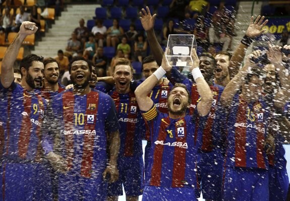 Víctor Tomás sostiene el primer tírulo de la temporada azulgrana, la Supercopa de España. :: efe