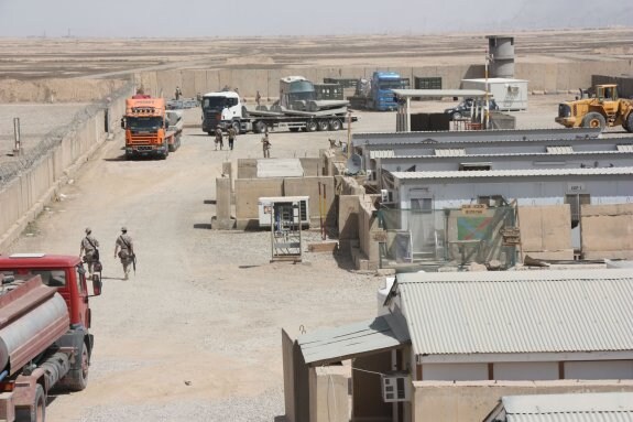 Interior de la base 'Gran Capitán' de Besmayah, en Irak y foto del soldado Aarón Vidal, fallecido ayer. 