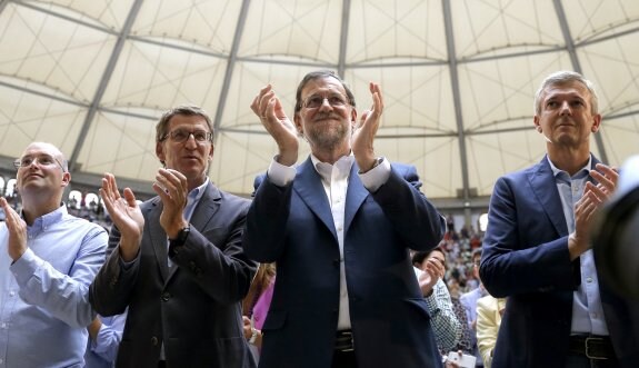 Rajoy y Núñez Feijóo, ayer, en un mitin en Pontevedra. :: efe