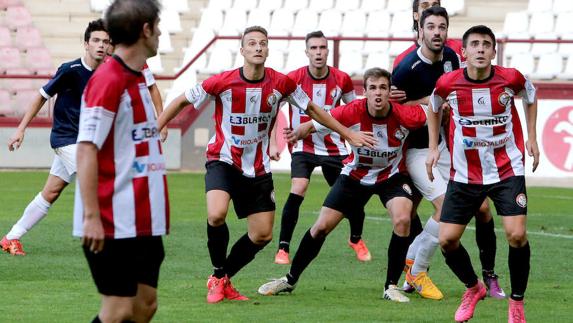 Jugadores de la SDL y del Anguiano, atentos a un balón aéreo. 