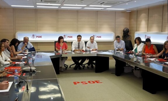 Reunión de la comisión ejecutiva federal del PSOE del pasado 29 de agosto presidida por Sánchez, junto a Luena. :: chema moya / efe