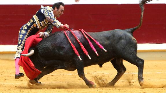 El toro Planteadito, de Victorino Martín, roza el indulto en la primera de la feria
