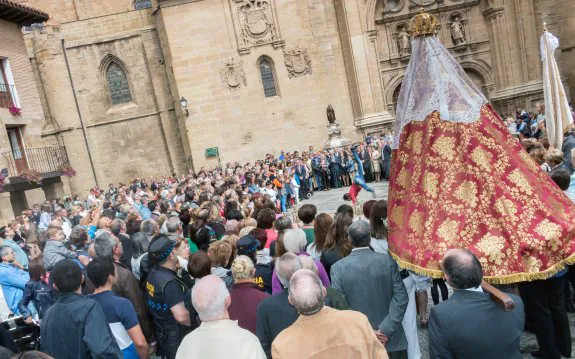 Volatines en la plaza, entre las imágenes de los dos patronos. :: albo