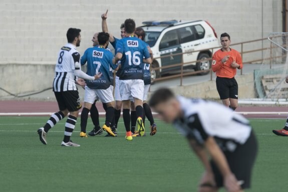 Los jugadores de la Sociedad festejan el segundo tanto conseguido por Rubén Peña. :: DONÉZAR