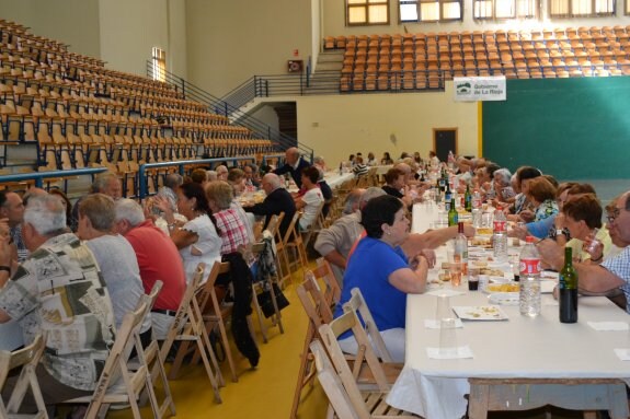 Unos 150 jubilados asistieron al vino de honor. :: p.j.p.