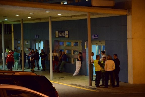 Familiares, personal sanitario y de emergencias, anoche en las puertas del hospital soriano. 