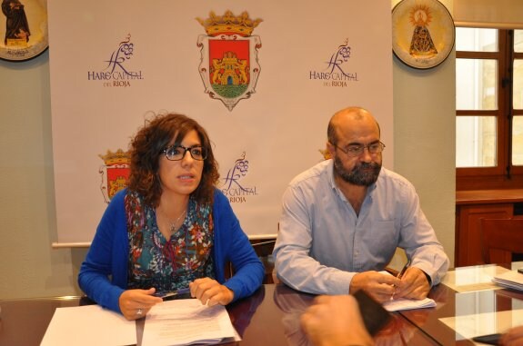 Laura Rivado y Javier Redondo, ayer, durante sus explicaciones del proceso de licitación de la Atalaya. :: c.v.
