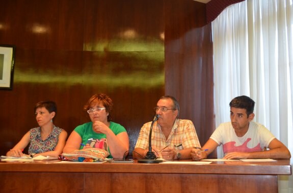 Cristina de Marcos, Nuria García, Narciso Grijalba y Eduardo Abascal, los cuatro concejales del PSOE en el Ayuntamiento de Fuenmayor. :: pulgar