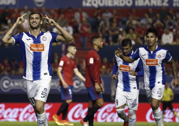 Leo Baptistao celebra el primer gol espanyolista en El Sadar. :: efe
