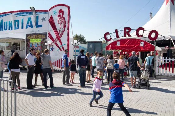 Niños y grandes formaron parte ayer, durante una hora, de la gran familia circense en las carpas del Gran Circo Mundial, en el Ferial. :: Díaz Uriel
