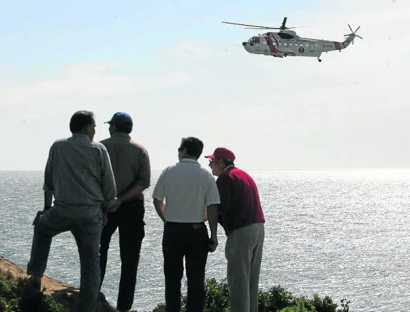 Un helicóptero busca el cuerpo del desaparecido. :: r. ríos