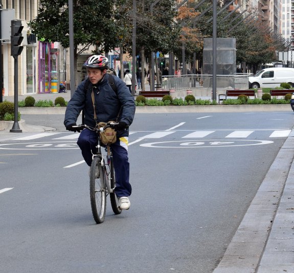 Gran Vía. Un ciclista recorre en bici la principal arteria logroñesa. :: L.r.M.