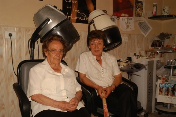 Bienvenida y Mari Carmen en su peluquería de Cervera. :: s.s.j.