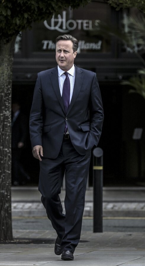 La primera ministra británica, Theresa May, y su antecesor, David Cameron. :: afp / reuters