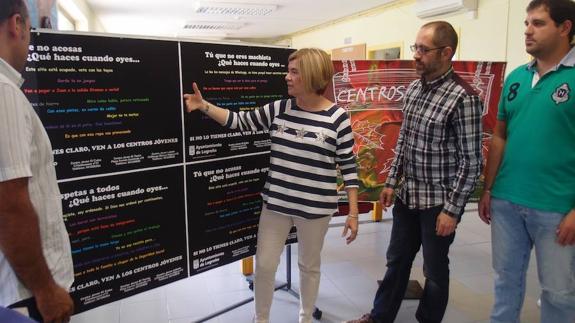 Paloma Corres explica el contenido de la campaña para los Centros Jóvenes. 