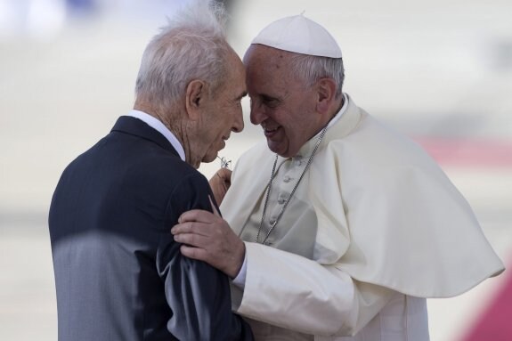 Simon Peres, durante una rueda de prensa en el Parlamento Europeo en 2012 (arriba). El político israelí y Yaser Arafat, en el Foro EuroMediterráneo de 2001 (centro). El ya expresidente saluda al papa Francisco, en una visita realizada al Vaticano. 